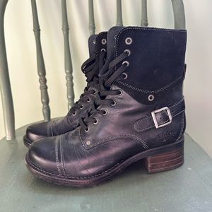 Black Taos, barely worn